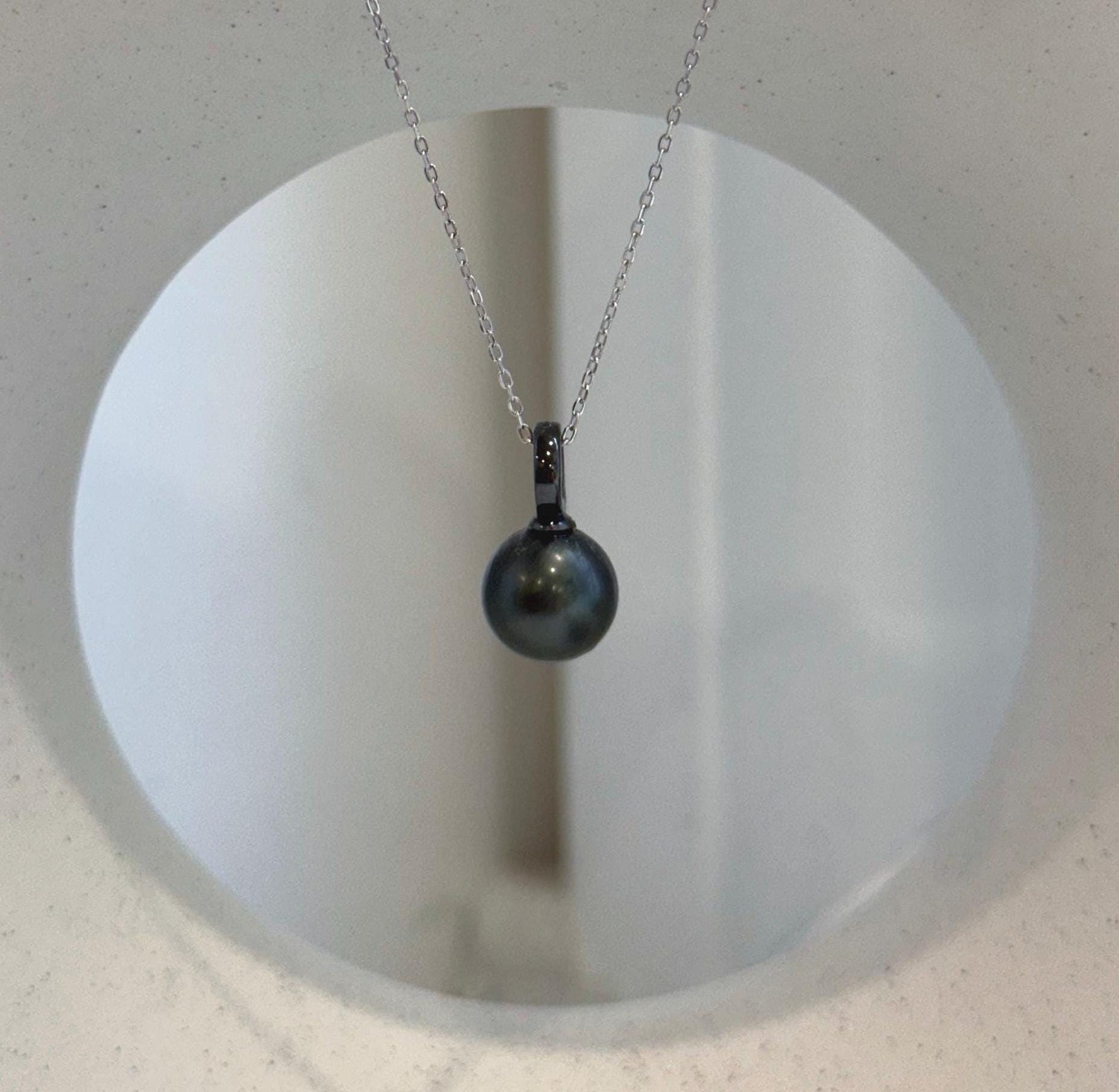 Tahitian ocean pearl pendant featuring a lustrous 10mm genuine saltwater pearl