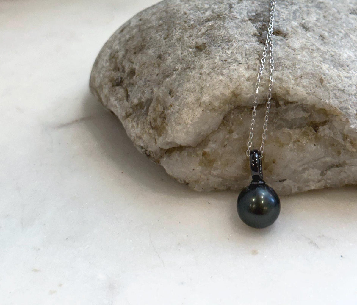 Elegant Tahitian saltwater pearl pendant necklace in S925 sterling silver