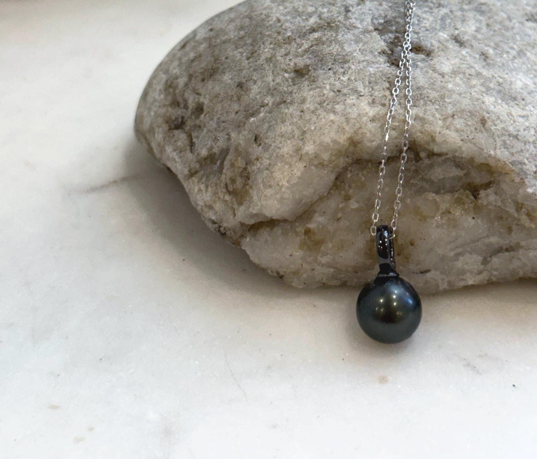 Elegant Tahitian saltwater pearl pendant necklace in S925 sterling silver