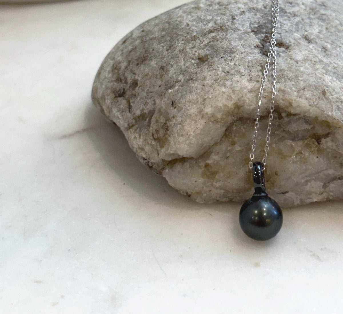 Natural Tahitian saltwater pearl pendant displaying rich color and reflective luster