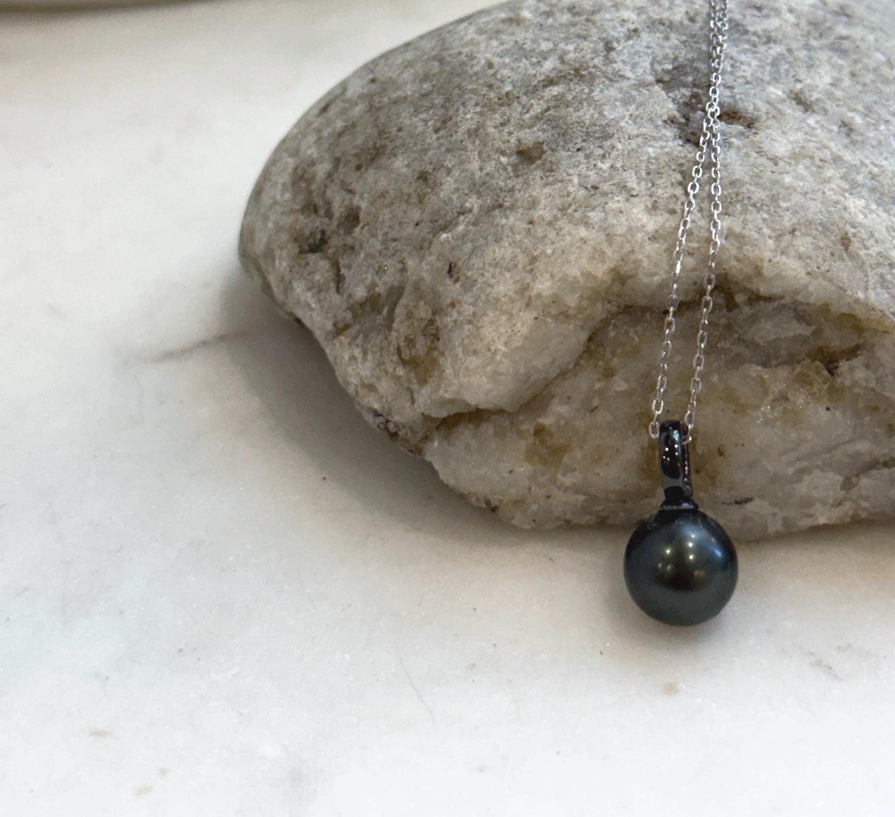 Natural Tahitian saltwater pearl pendant displaying rich color and reflective luster