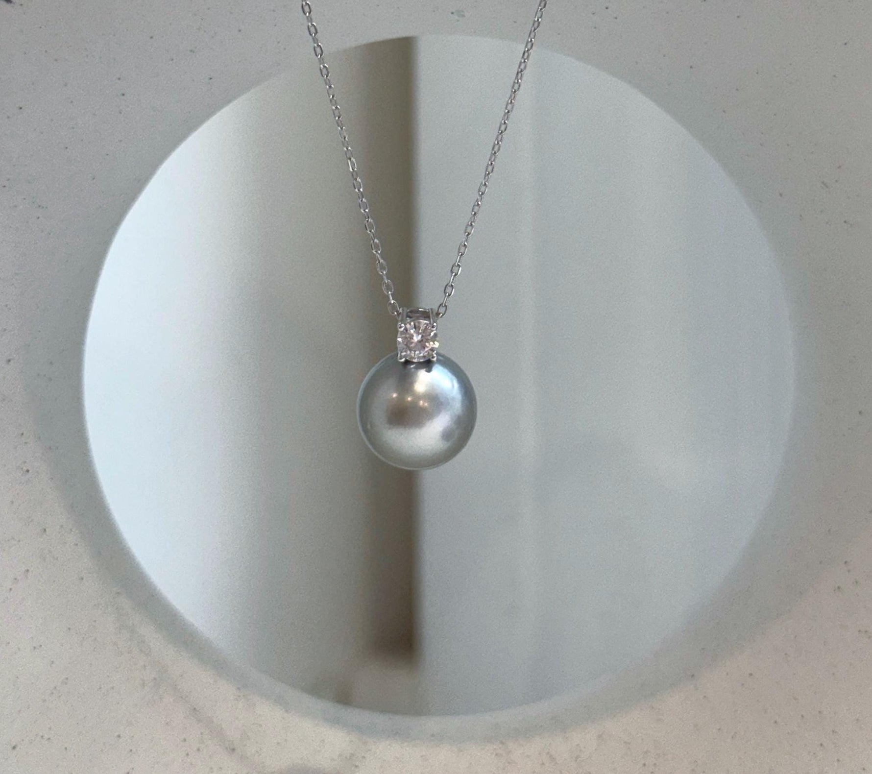 Minimalist 1.6cm Tahitian pearl pendant featuring a genuine saltwater pearl set in S925 sterling silver.
