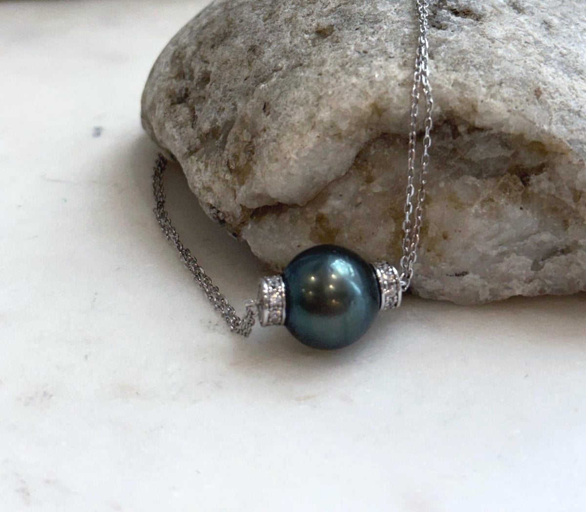 Vintage S925 sterling silver pendant chain set with a large genuine Tahitian saltwater pearl.
