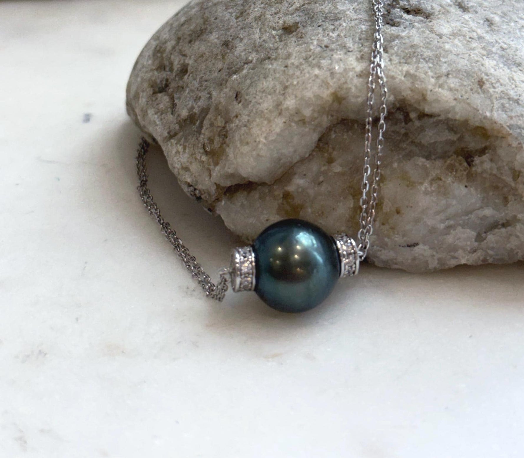 Vintage S925 sterling silver pendant chain set with a large genuine Tahitian saltwater pearl.