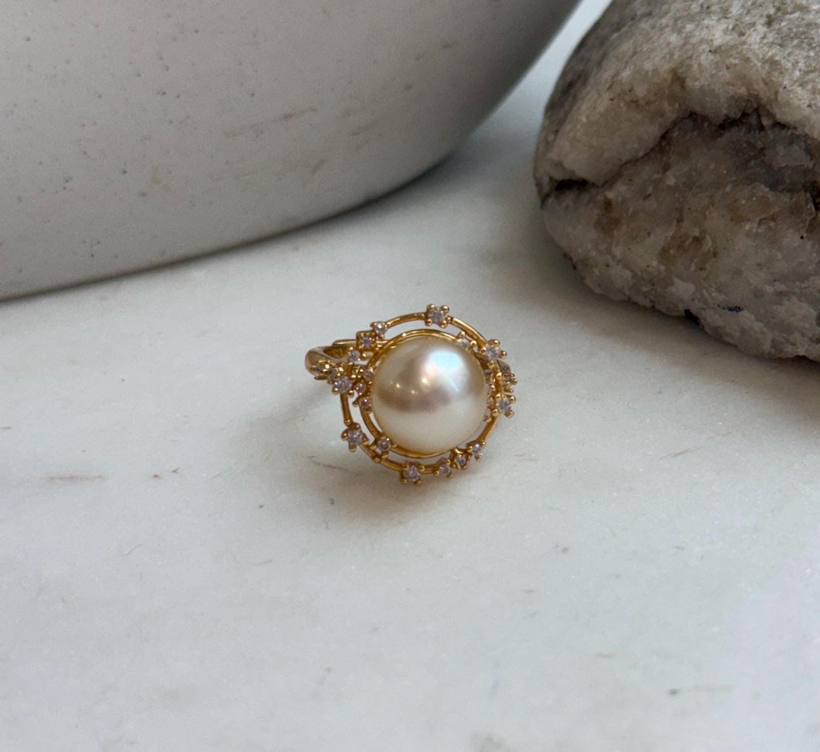 Genuine golden South Sea ocean pearl jewelry ring with extreme luster and modern sterling silver design