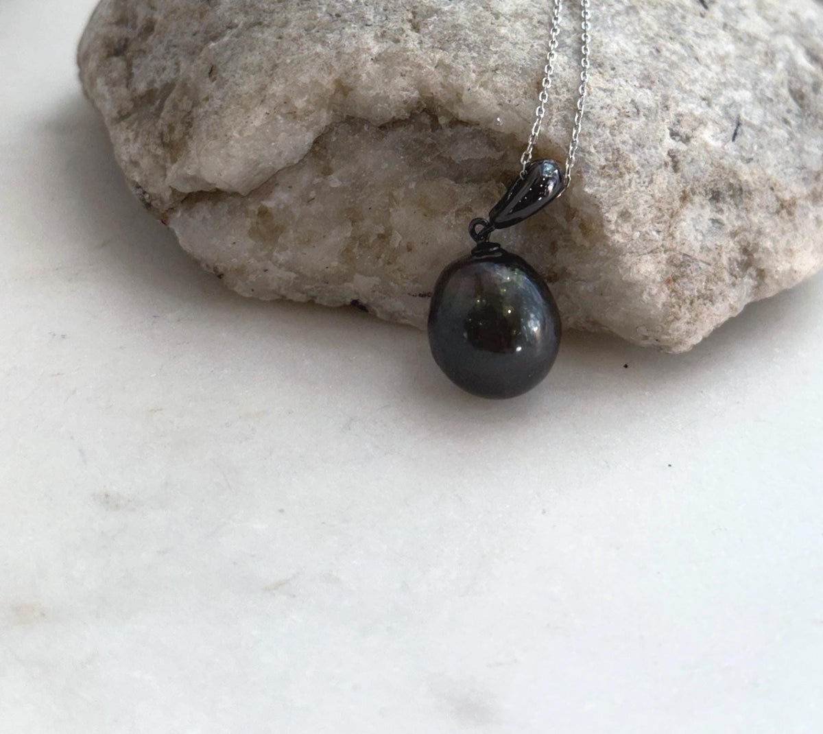 Genuine Tahitian saltwater ocean pearl pendant featuring a rich piano black tone