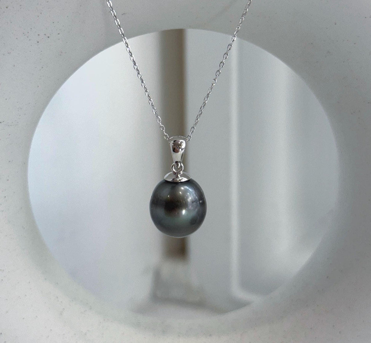 Luxury Tahitian black platinum pearl pendant with beautiful reflective shine