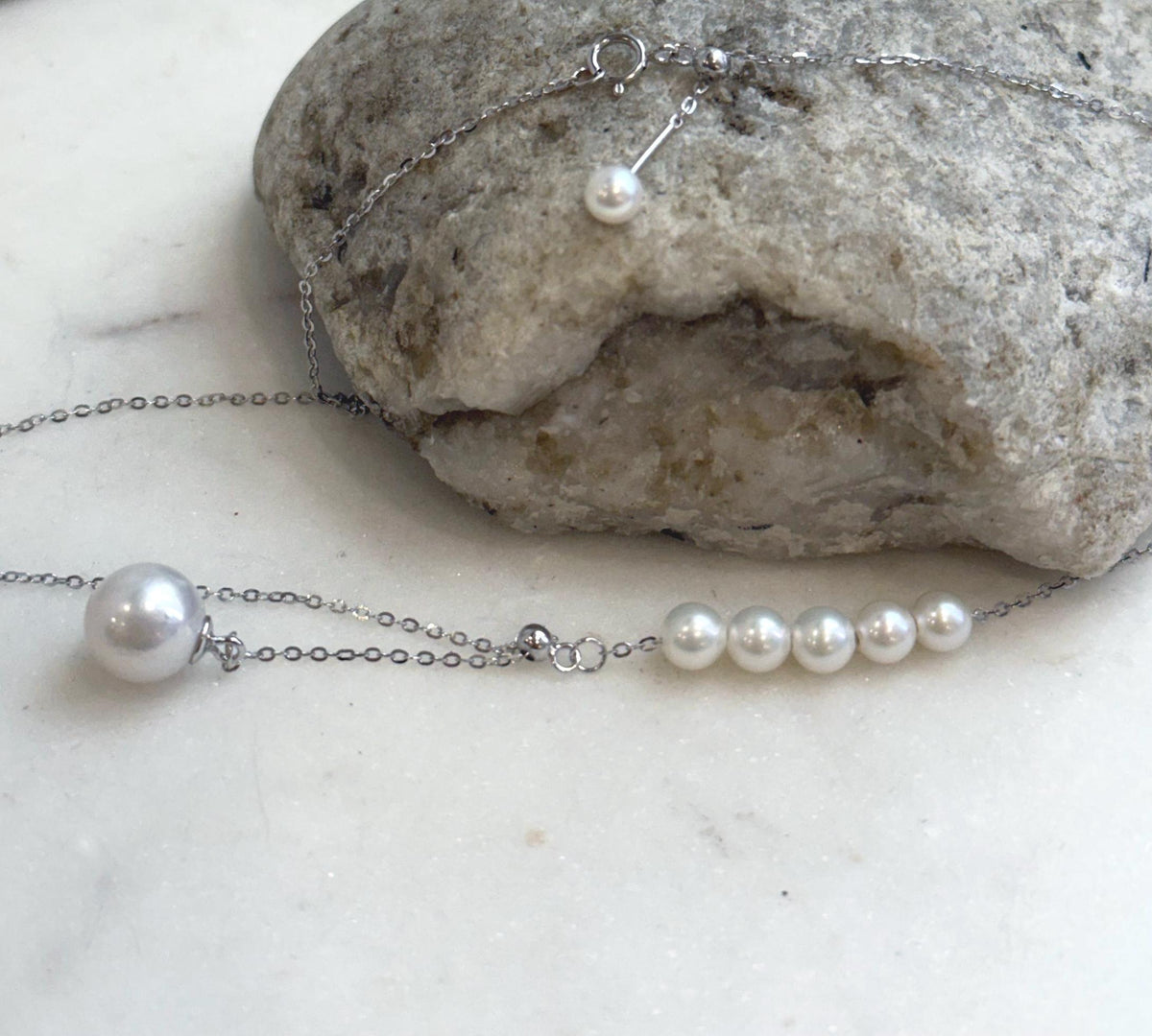 Elegant white pearl Y-lariat necklace with luminous round freshwater pearls