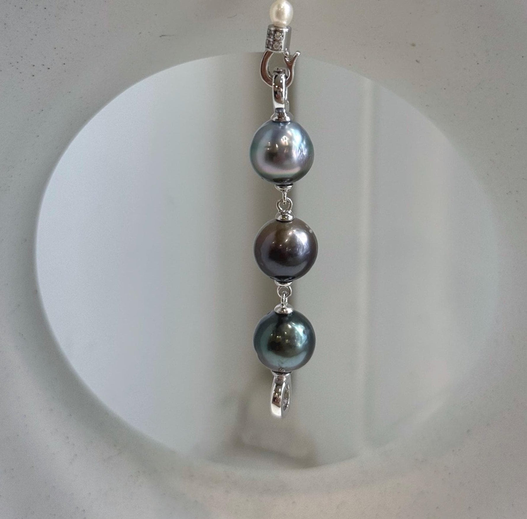 9.5–9.7mm Tahitian ocean pearls with extreme metallic mirror luster.