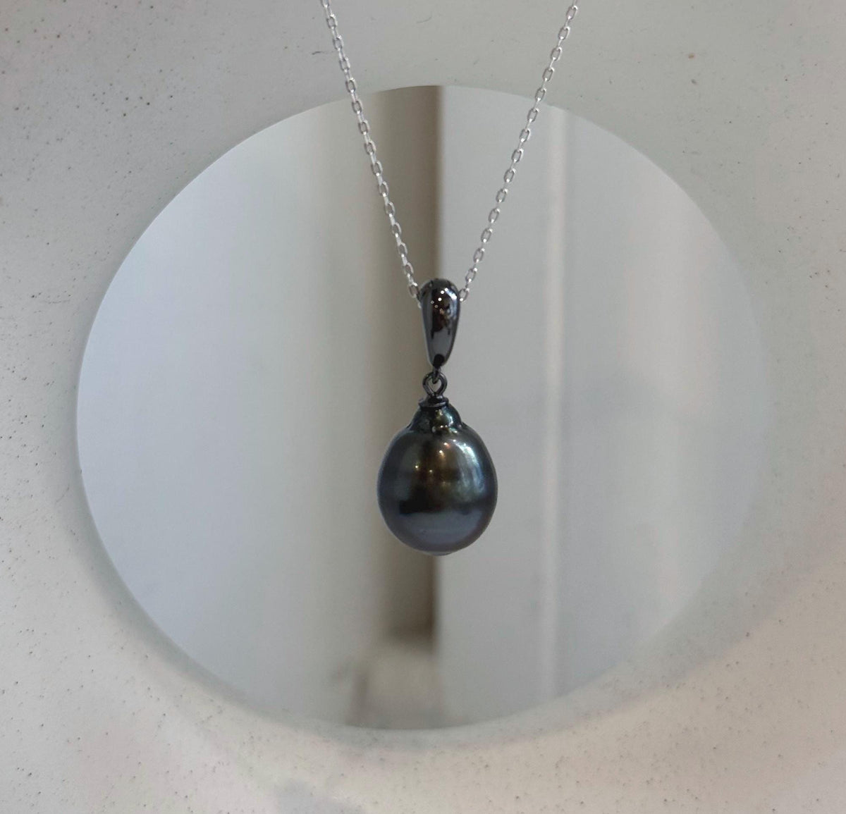 Extreme luster Tahitian pearl pendant measuring 2.7cm high