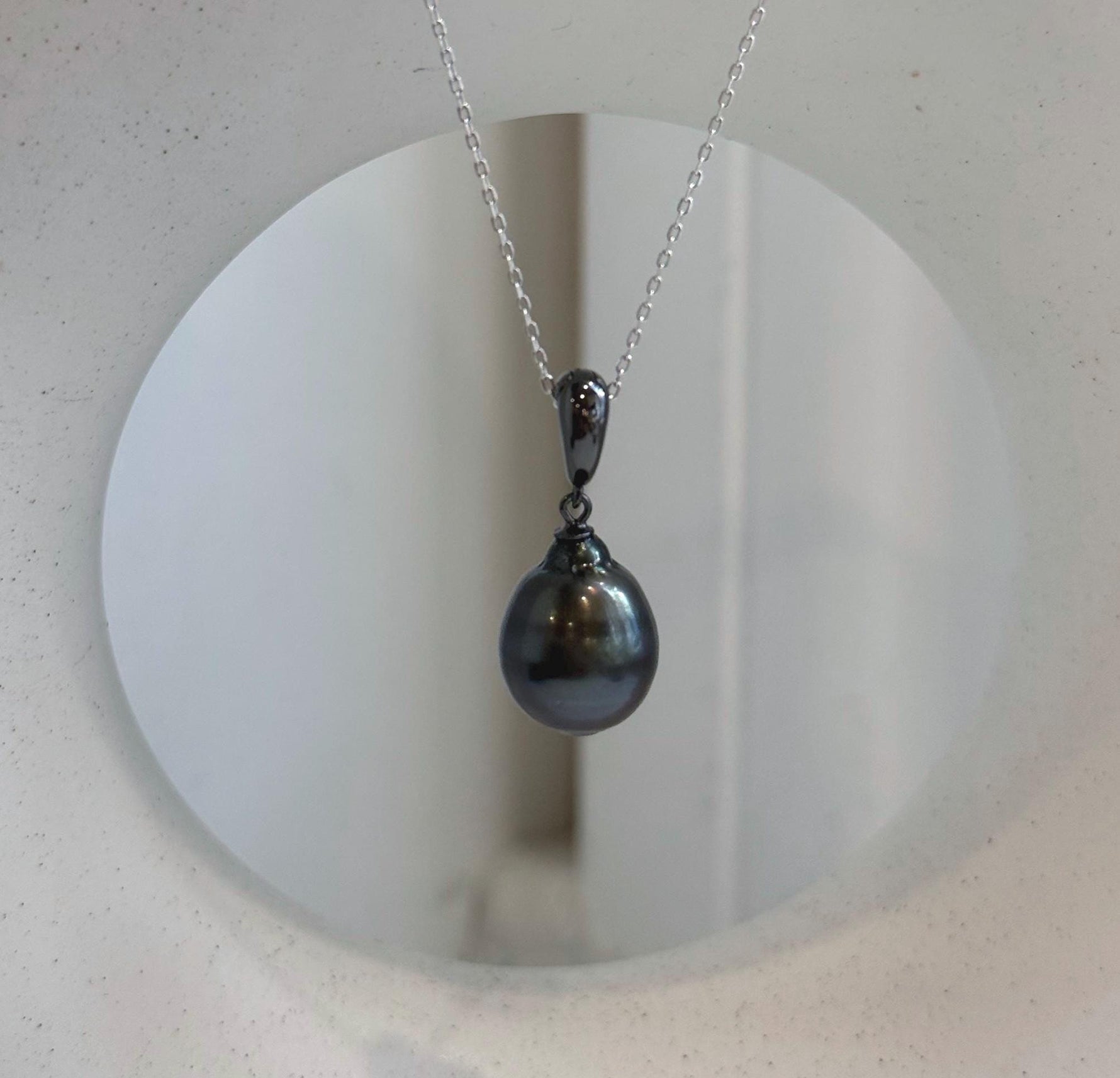 Extreme luster Tahitian pearl pendant measuring 2.7cm high