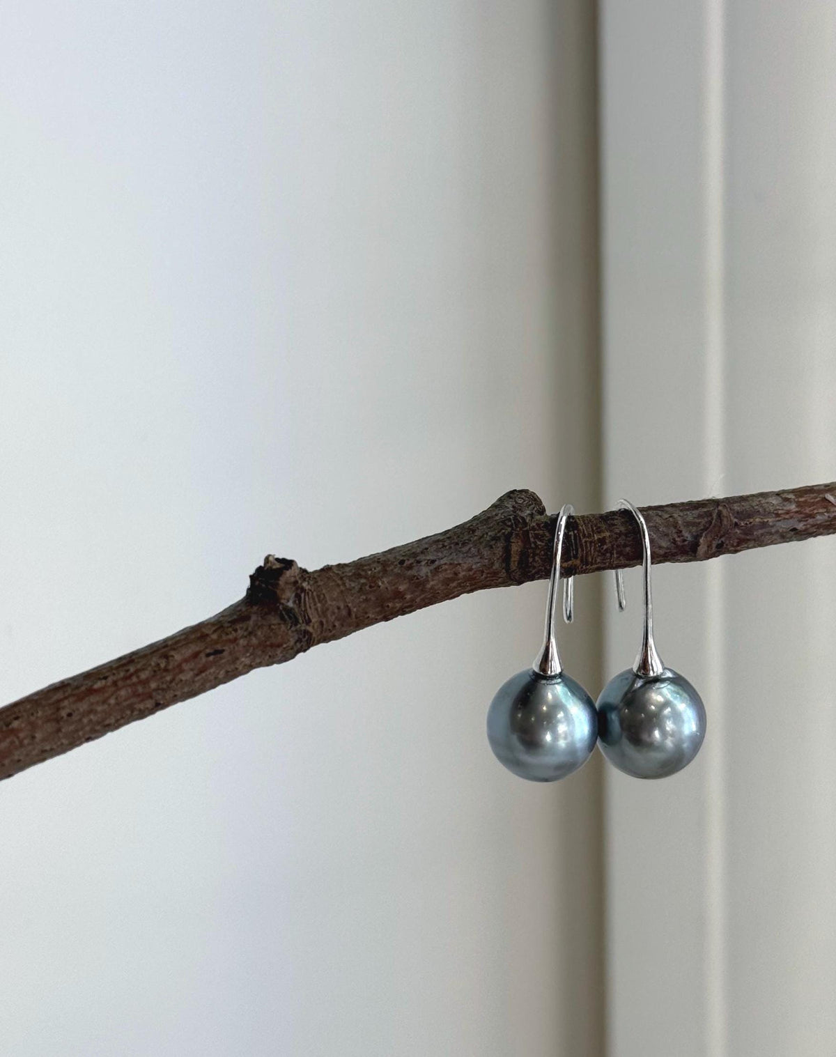 Mirror luster Tahitian pearls set in S925 sterling silver