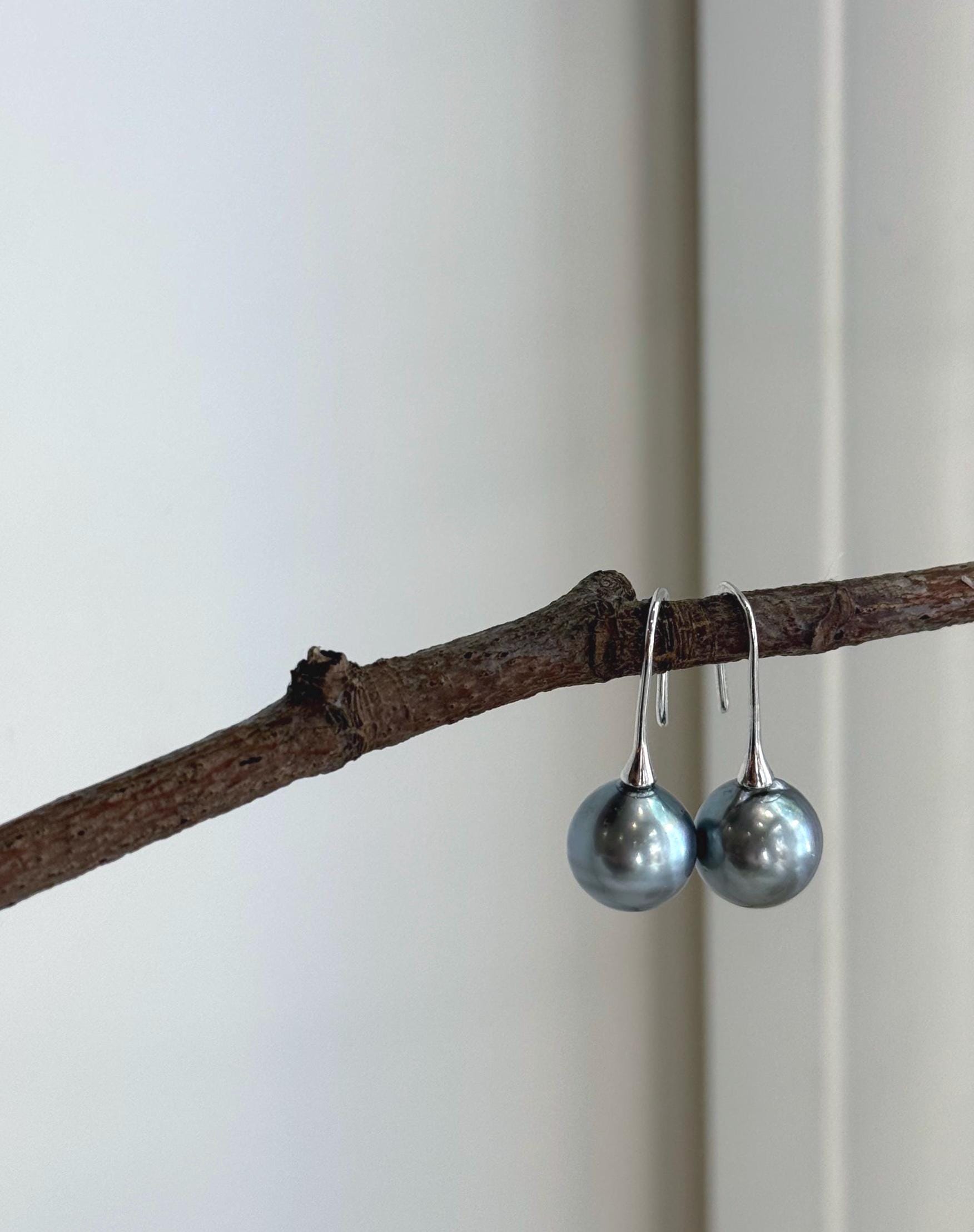 Mirror luster Tahitian pearls set in S925 sterling silver