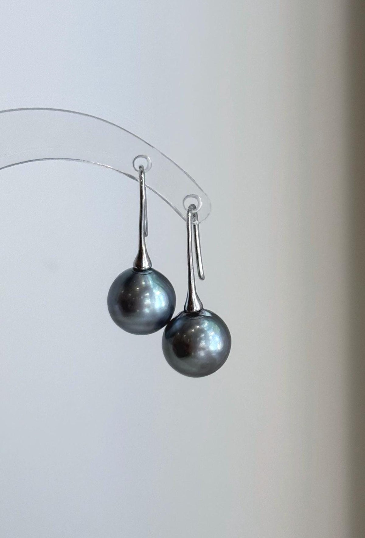 Close-up of Tahitian pearls with extreme reflective luster