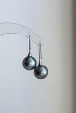 Close-up of Tahitian pearls with extreme reflective luster