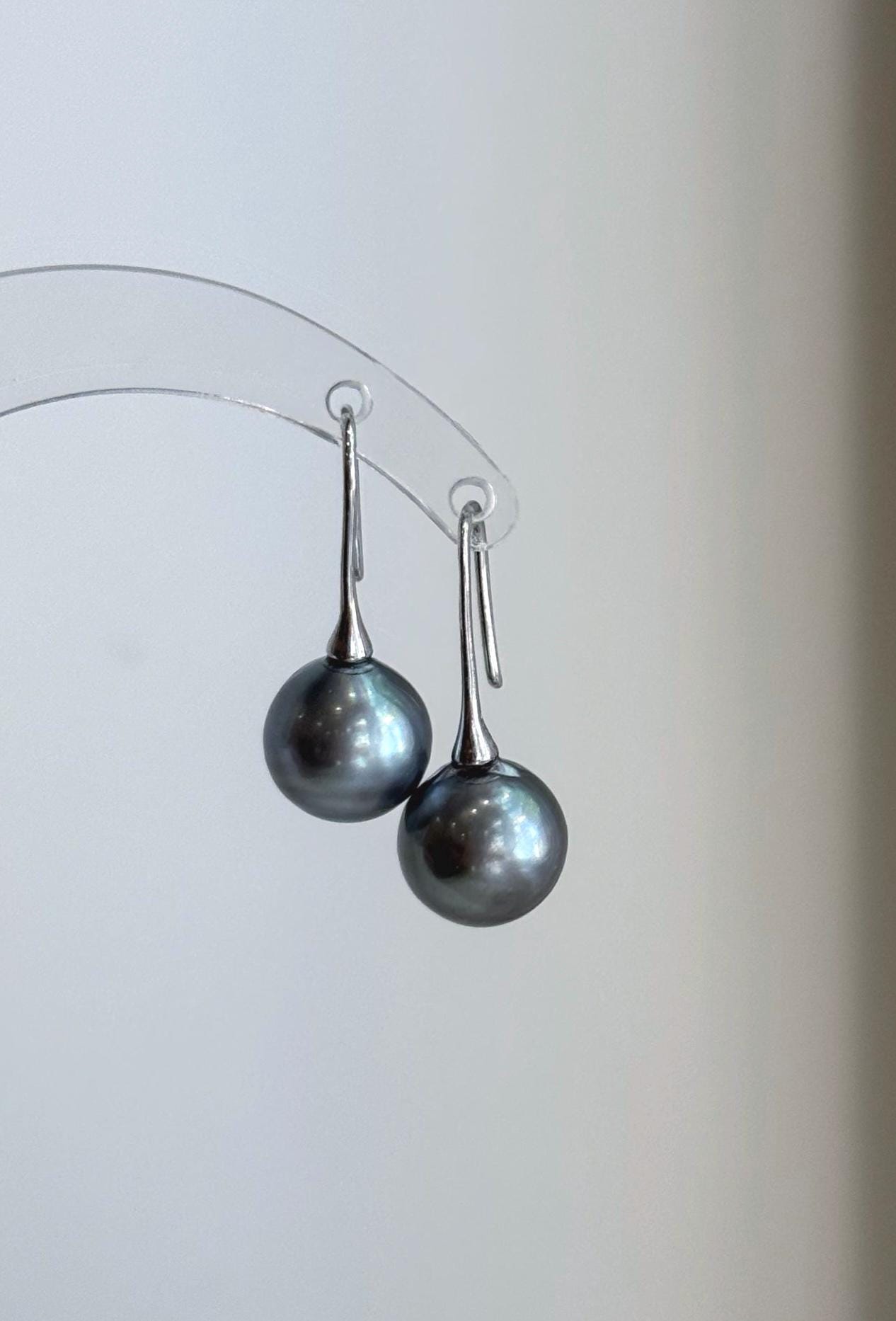 Close-up of Tahitian pearls with extreme reflective luster