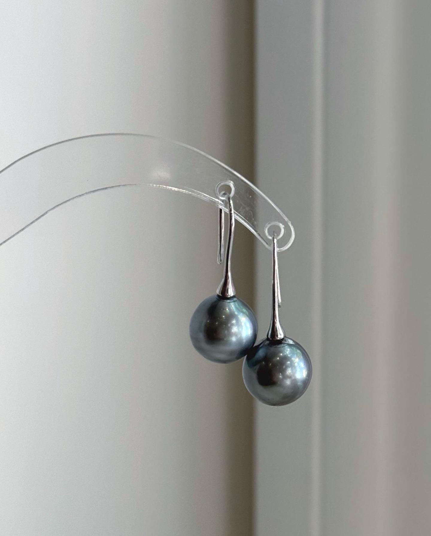 S925 sterling silver hook earrings featuring genuine Tahitian pearls