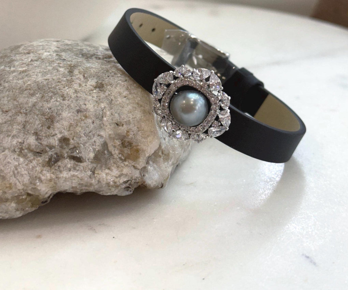 Tahitian platinum ocean pearl leather strap bracelet with extreme mirror luster and elegant brooch design.