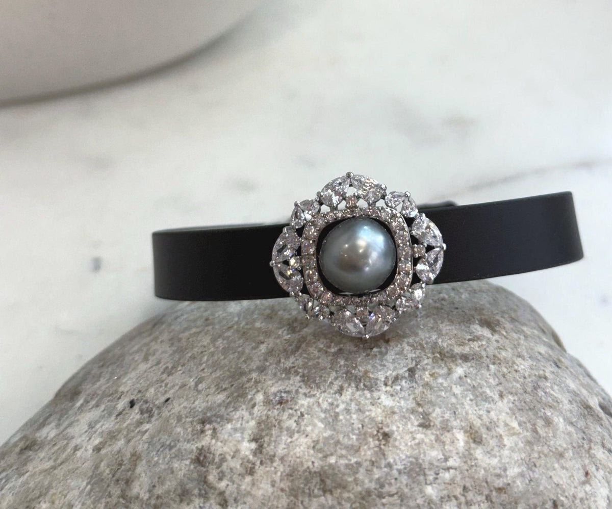 Genuine Tahitian saltwater pearl bracelet featuring a platinum pearl on a stylish leather strap.