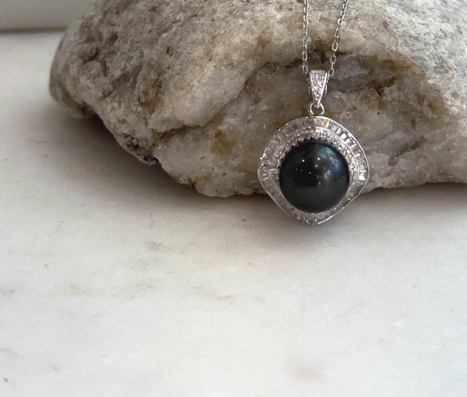 Elegant saltwater pearl pendant with dark Tahitian color and detailed silver setting