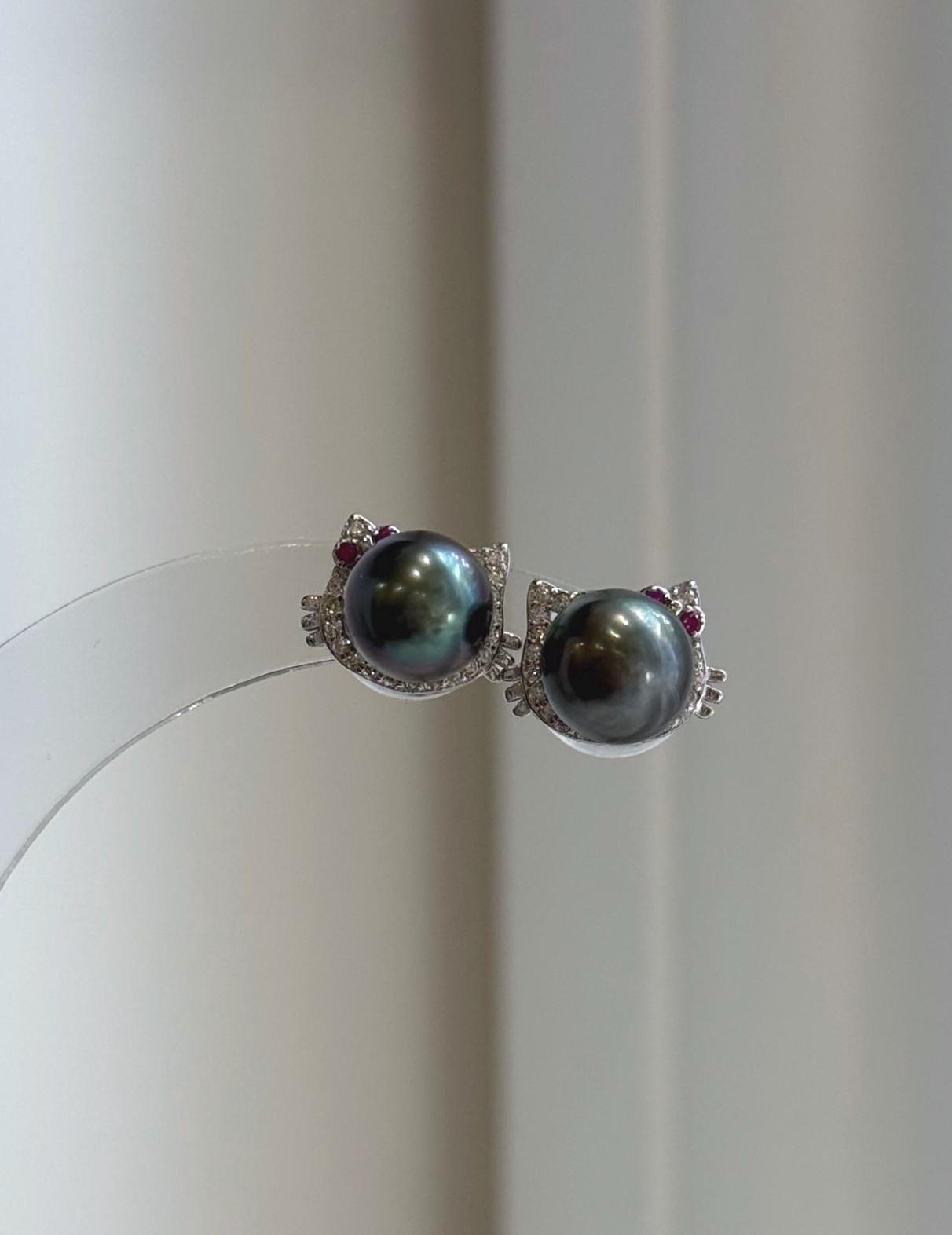 Genuine saltwater Tahitian pearl earrings with playful cat design and vivid peacock green overtones.