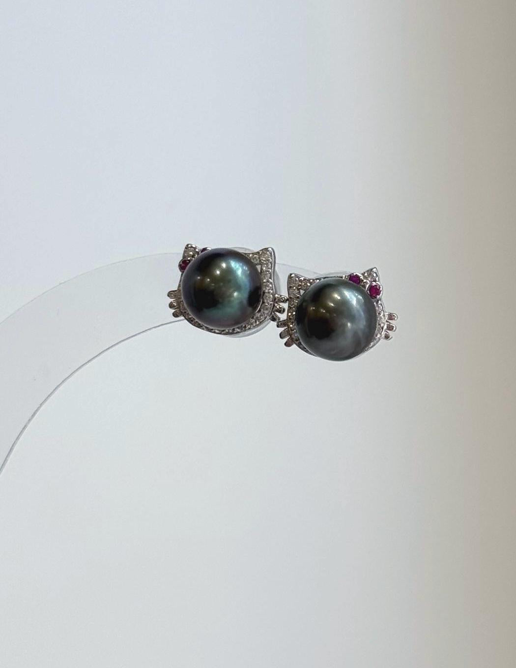 Cute cat earrings accented with genuine Tahitian ocean pearls in deep peacock hunter colors.