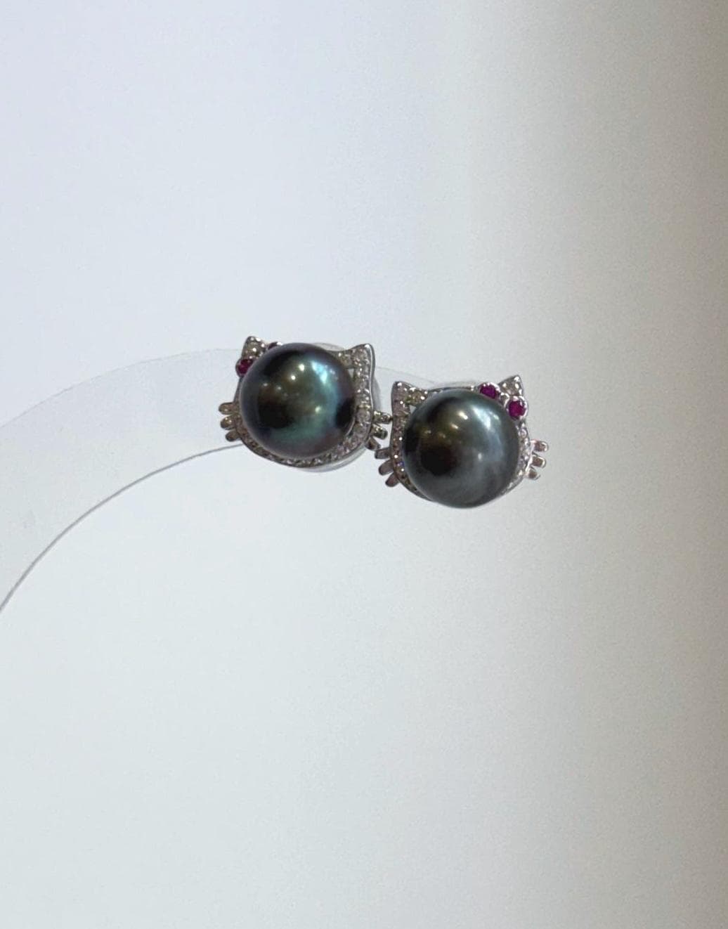 Tahitian peacock pearl cat earrings with metallic mirror reflections and sterling silver details.