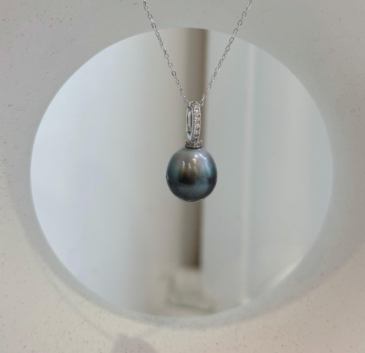 11.8mm Tahitian ocean pearl pendant with beautiful mirror luster and genuine saltwater pearl.