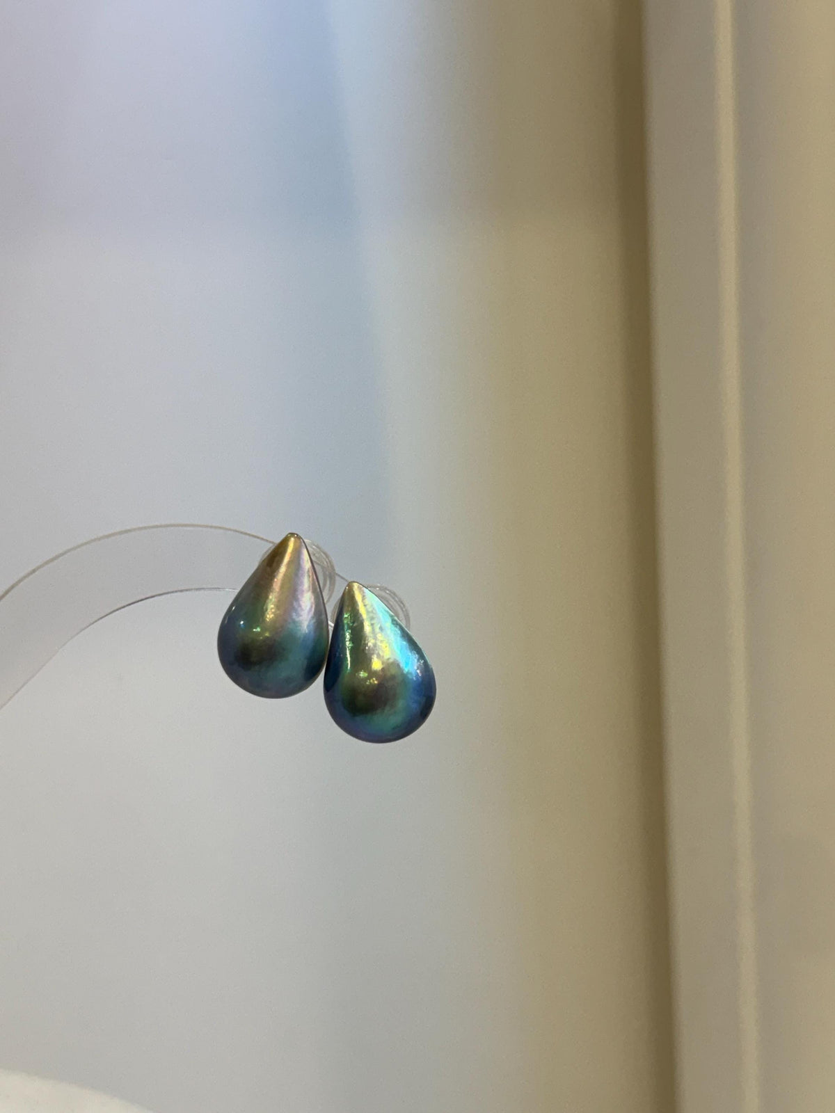 Natural Ocean Mabe pearl jewelry with a smooth luminous surface and elegant classic design.