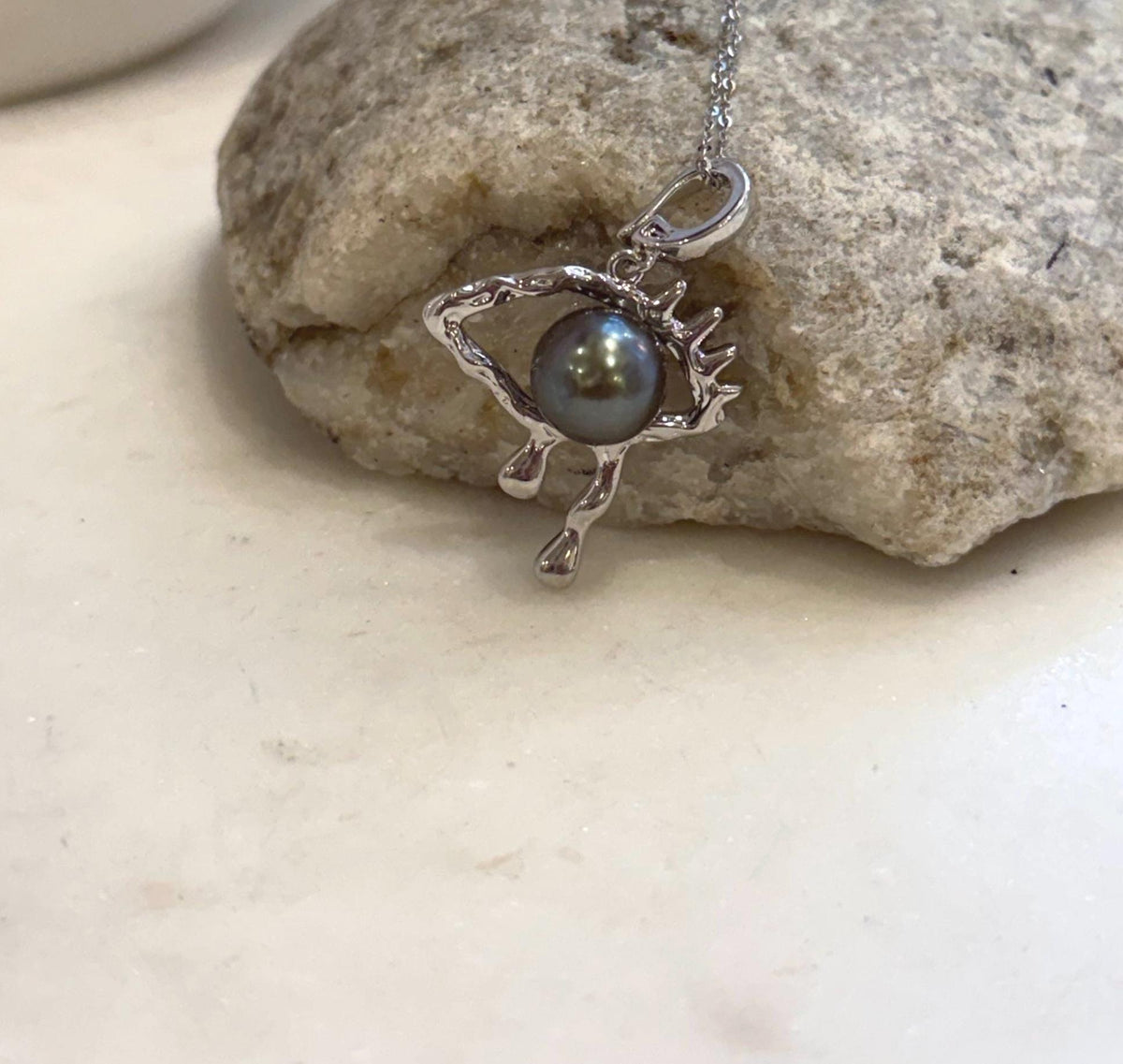 Genuine Tahitian saltwater ocean pearl eye pendant with platinum color and mirror-like luster