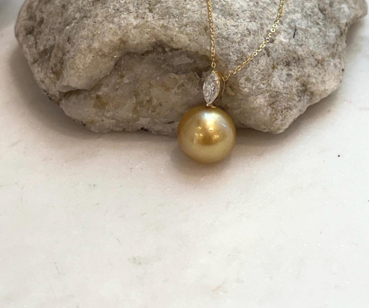 Elegant genuine South Sea saltwater pearl pendant crafted in 18K real gold with exceptional mirror luster.