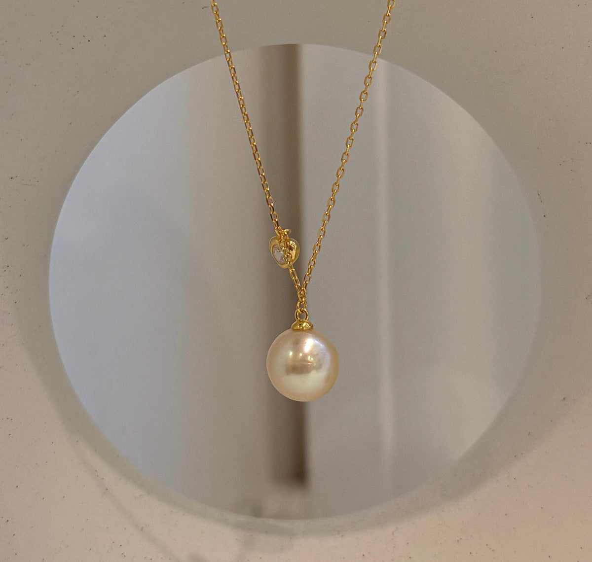 South Sea golden pearl necklace featuring luminous iridescent color, reflective luster and an S925 silver chain.