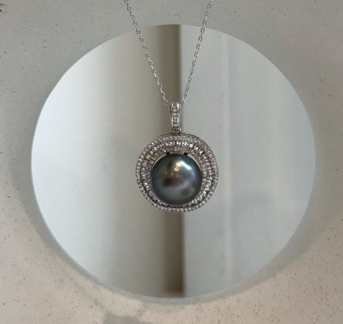 Elegant Tahitian saltwater pearl pendant measuring 2.8cm high with S925 sterling silver jewelry setting.