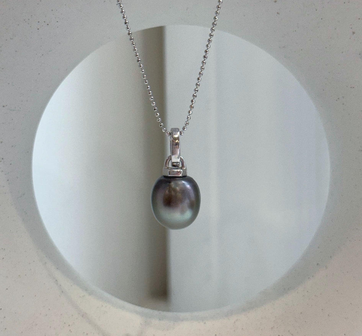 Tahitian ocean pearl vintage pendant chain set featuring a genuine saltwater pearl with beautiful mirror luster
