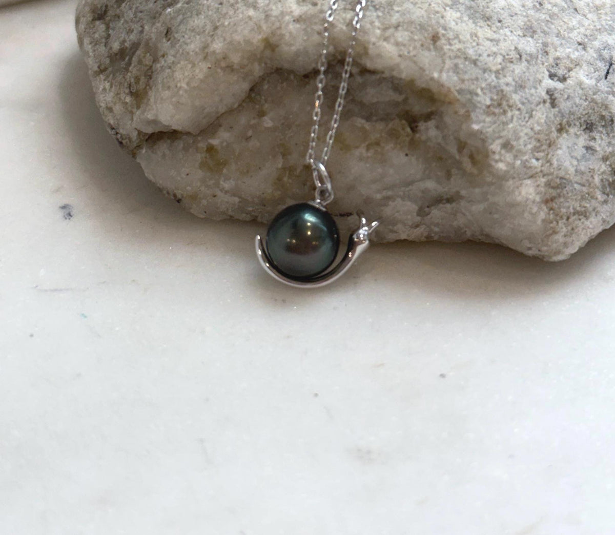 Tahitian ocean pearl snail pendant featuring a genuine saltwater pearl with beautiful mirror luster