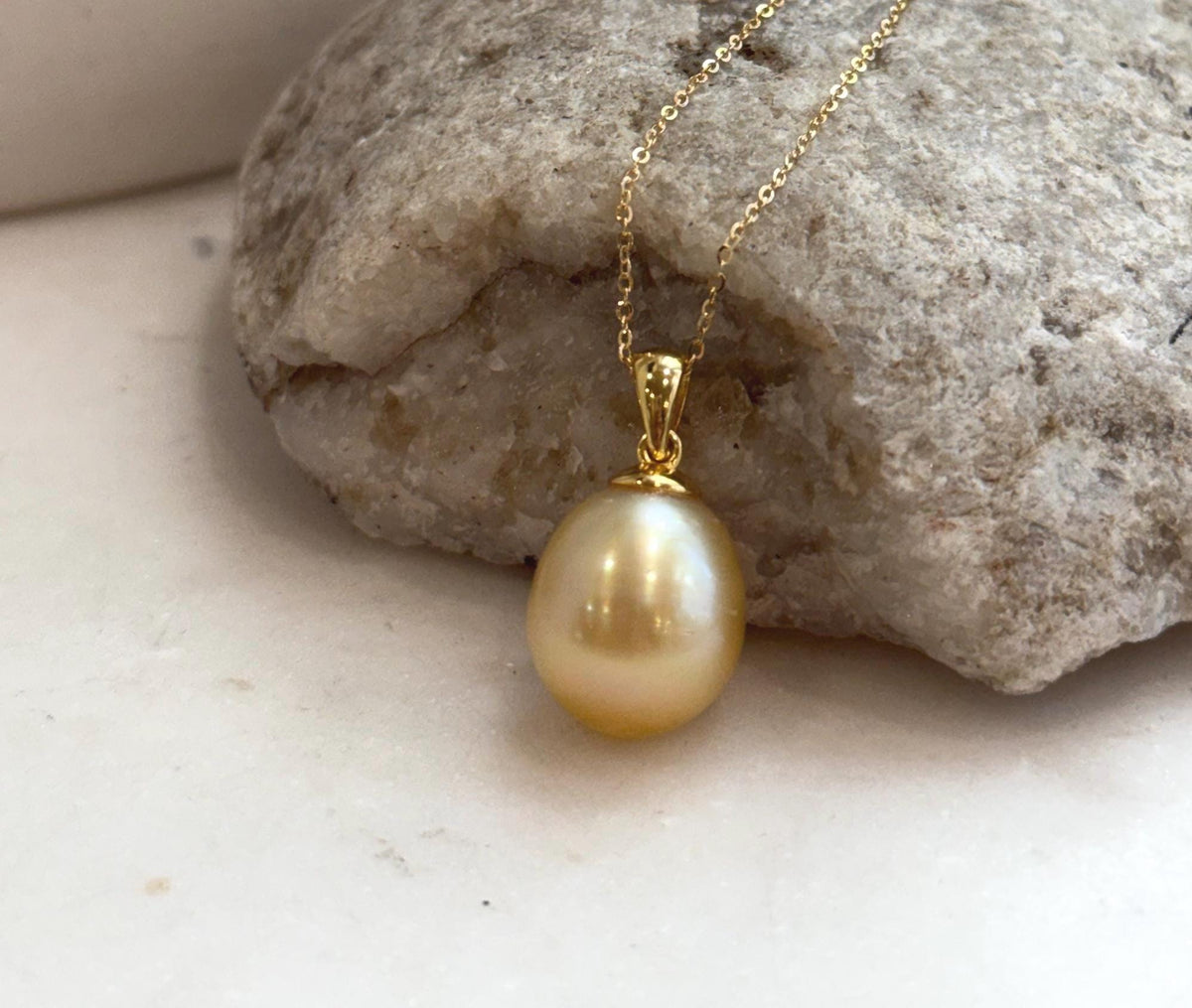 Genuine ocean pearl pendant with strong mirror-like luster