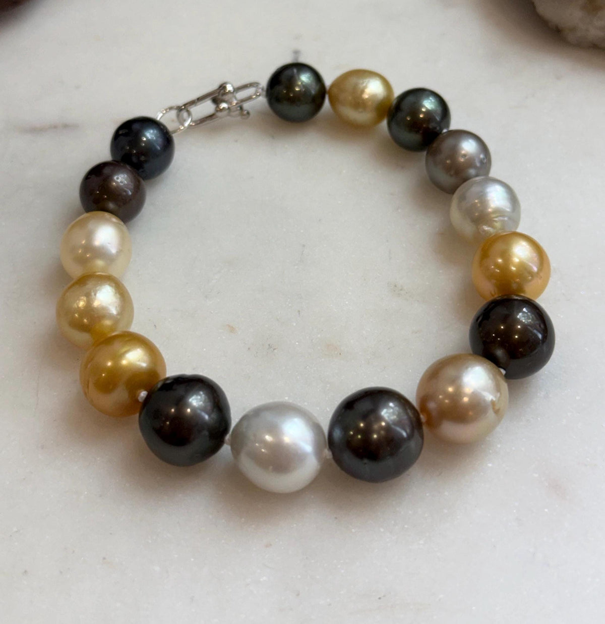 Elegant multicolor ocean pearl bracelet with golden white and deep peacock green tones