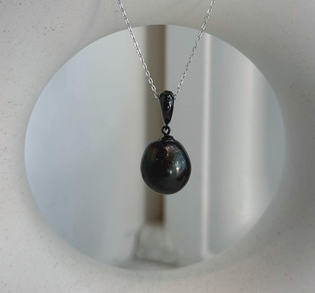 Tahitian piano black ocean pearl pendant with deep dark color and extreme reflective luster