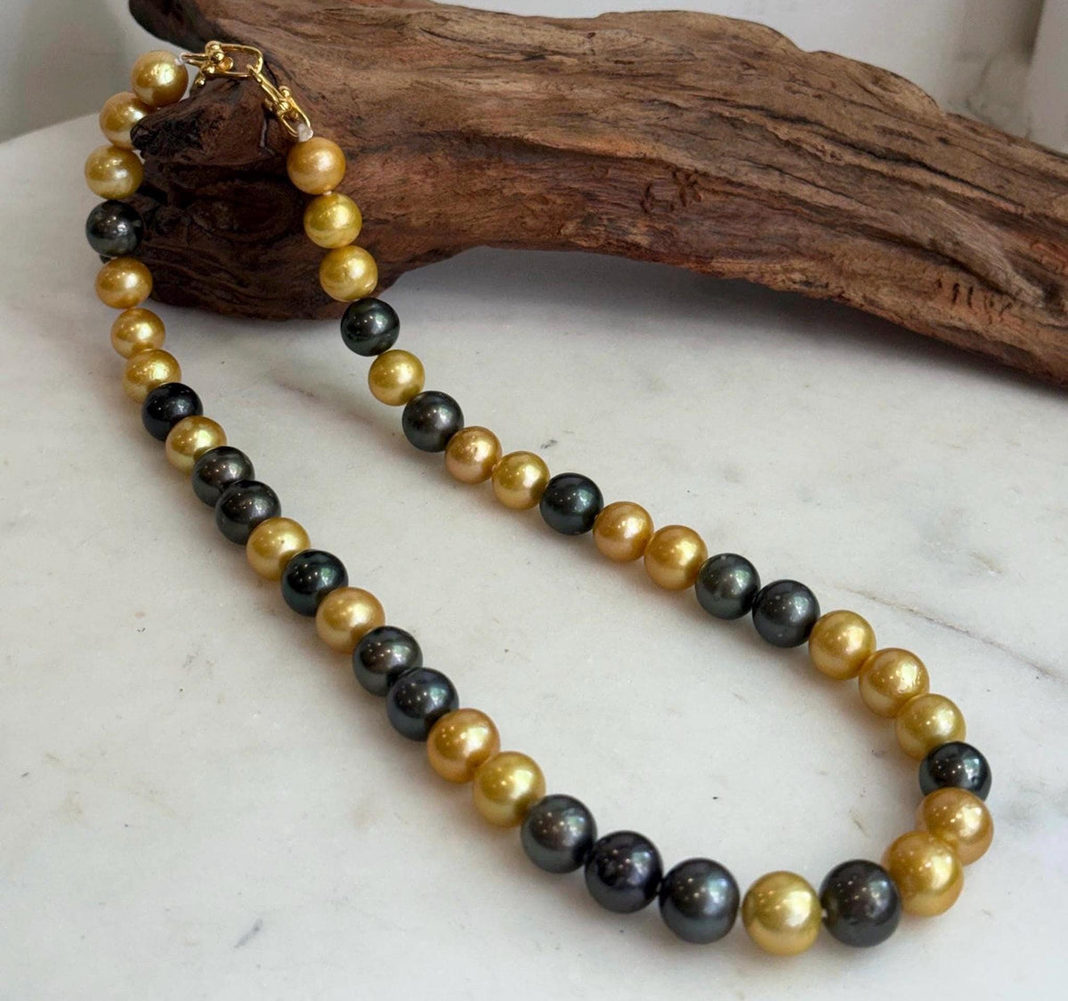 Tahitian and Edison pearl necklace with genuine saltwater and freshwater pearls and mirror luster