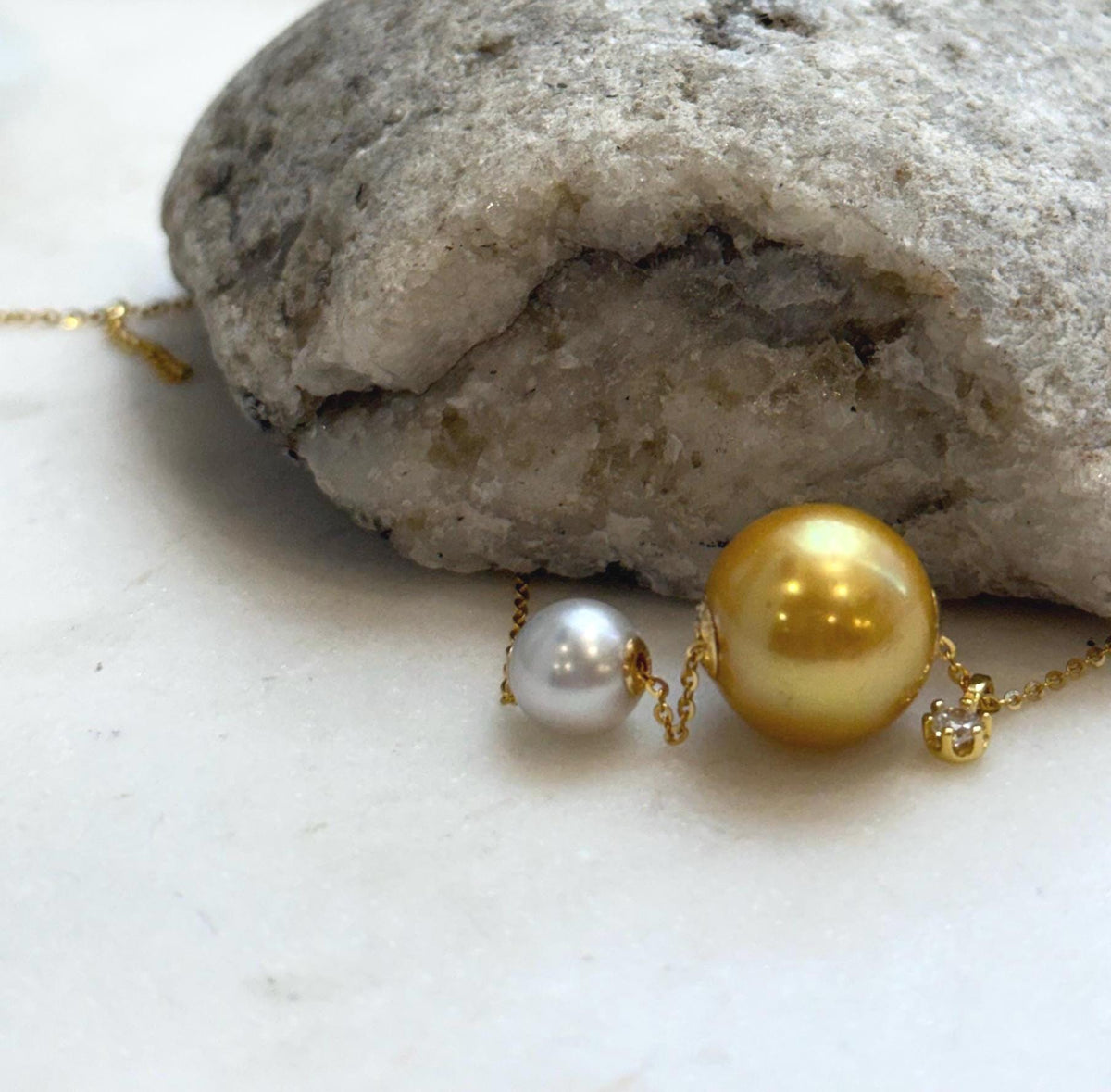 Au750 18K gold pearl pendant with high luster Edison and Akoya pearls