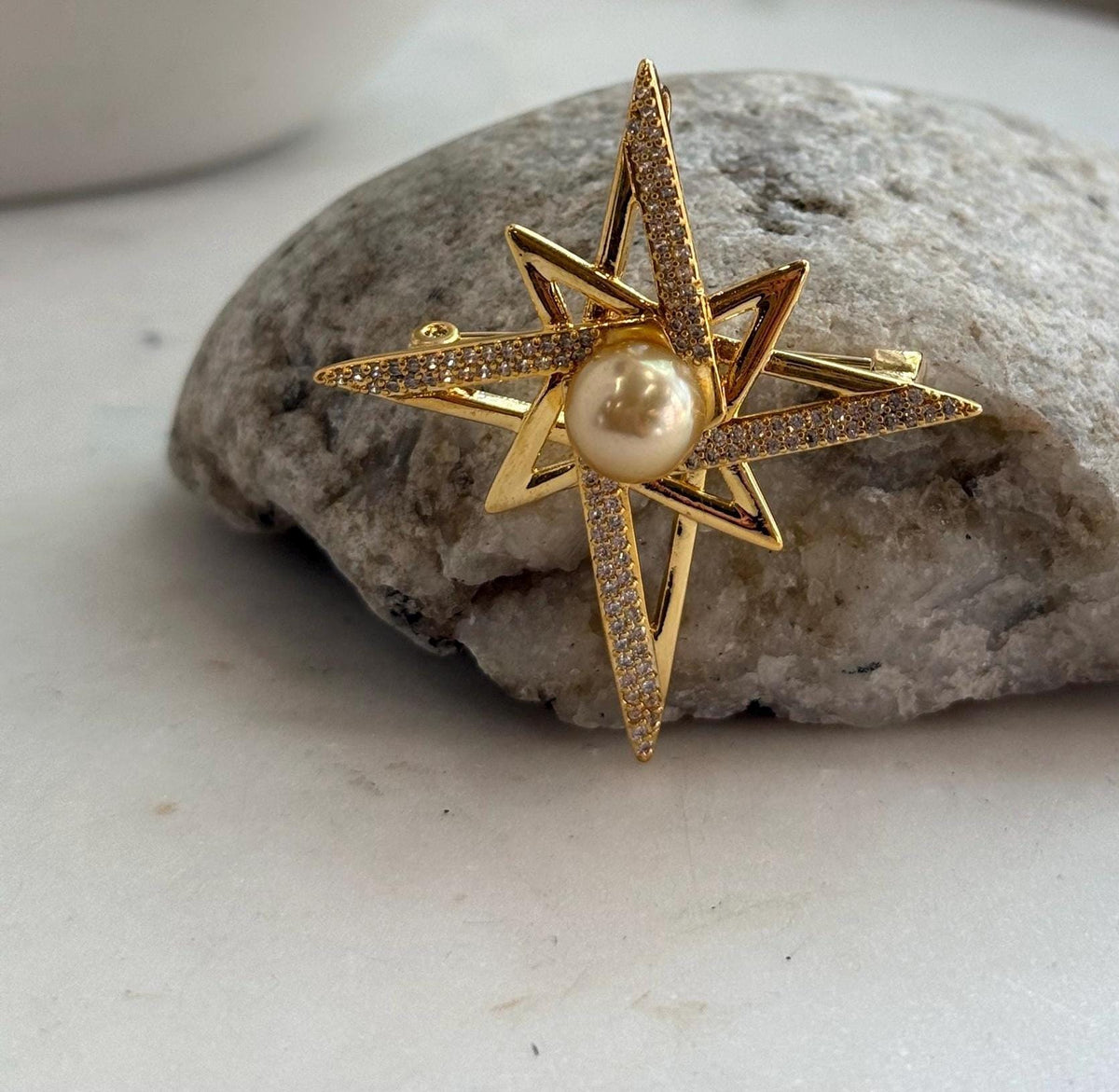 South Sea deep tea golden pearl star brooch pendant featuring a genuine saltwater pearl with intense mirror-like luster.
