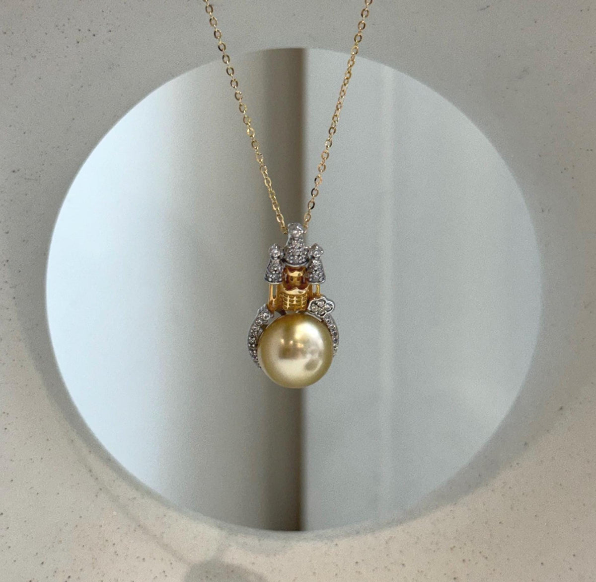 South Sea ocean pearl pendant featuring strong mirror-like luster