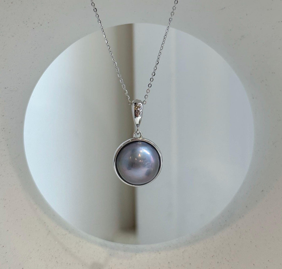 Ocean Mabe pearl necklace with bright metallic shine and strong mirror reflection