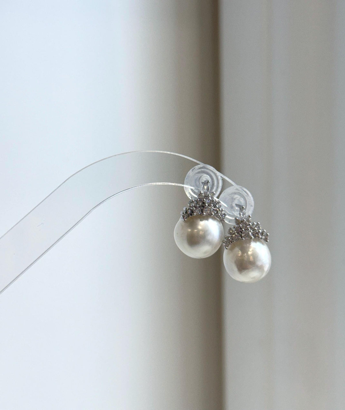 Genuine saltwater pearl earrings with round shape and strong reflections