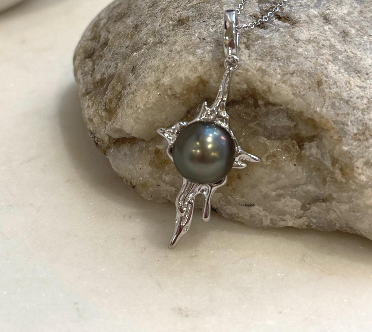 Genuine Tahitian peacock hunter ocean pearl pendant with artistic molten lava design