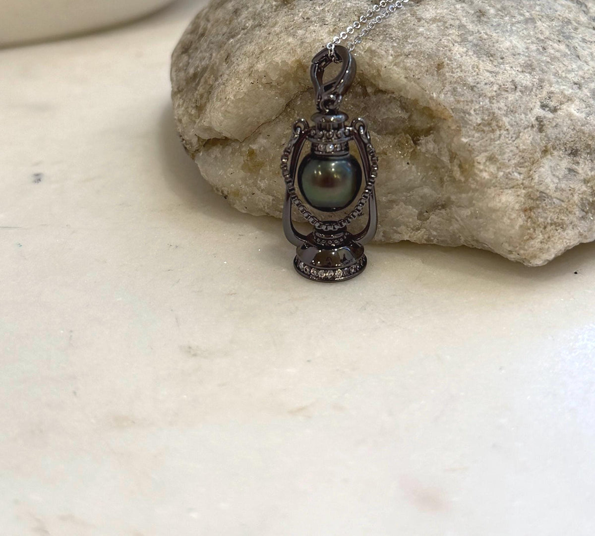 Genuine Tahitian saltwater ocean pearl pendant in peacock hunter color