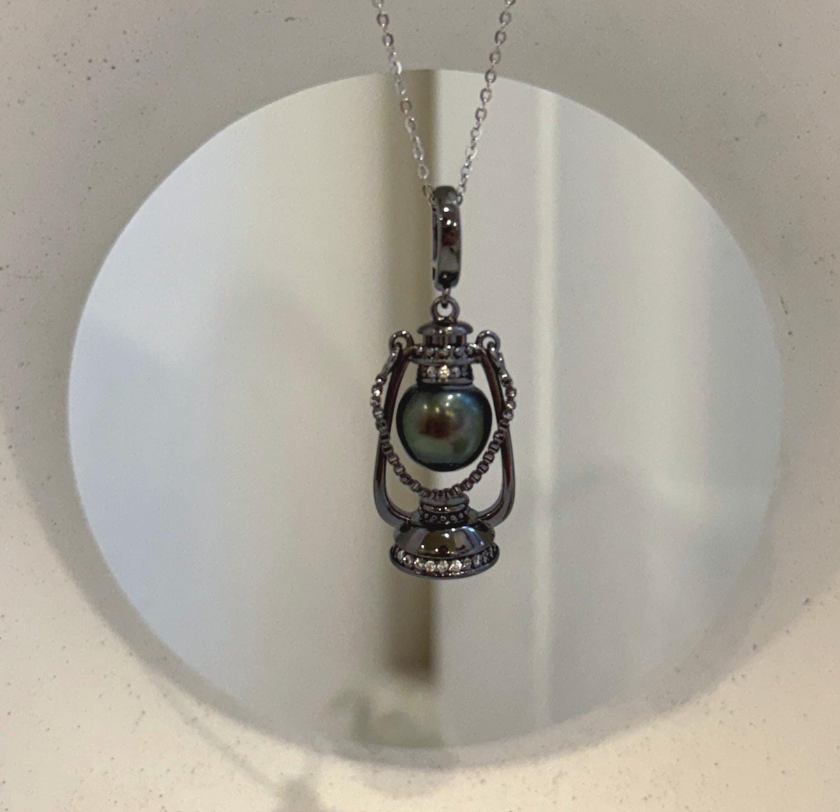 Natural Tahitian pearl pendant featuring rich peacock hunter overtones