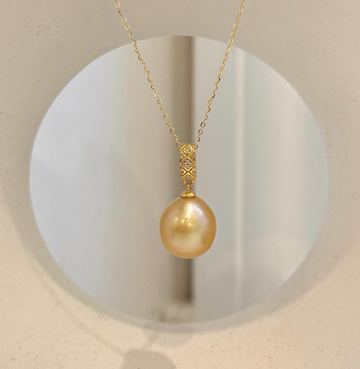 Luxury South Sea golden ocean pearl pendant with smooth surface and intense mirror-like shine.