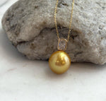 Side view of the golden freshwater pearl pendant.