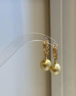 Detailed view of the natural golden colour and luster of the South Sea pearls.